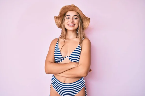 Giovane Bella Donna Bionda Che Indossa Bikini Cappello Volto Felice — Foto Stock