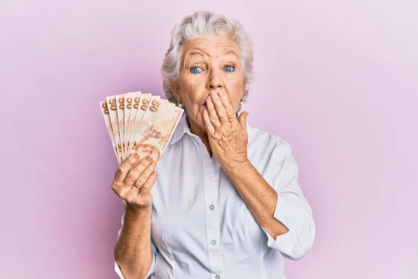 Oudere Grijsharige Vrouw Met Turkse Lira Bankbiljetten Die Mond Met — Stockfoto