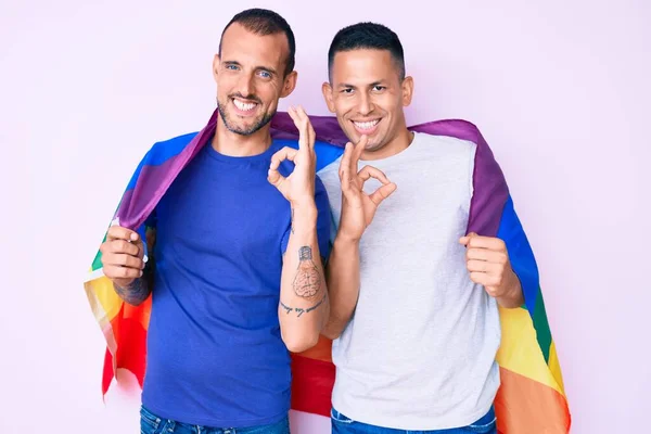 Joven Pareja Gay Dos Hombres Sosteniendo Arco Iris Lgbtq Bandera — Foto de Stock