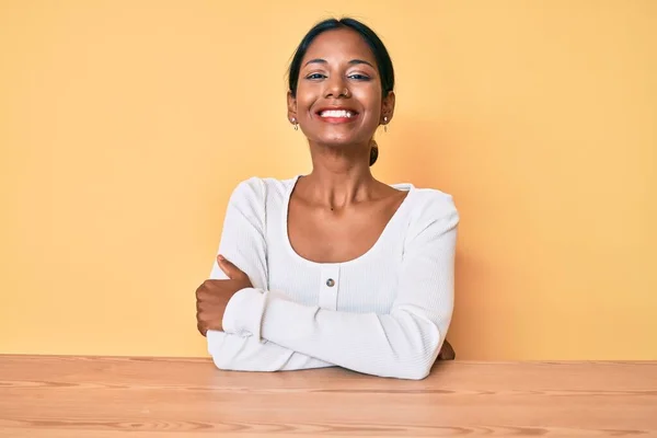 Menina Indiana Jovem Vestindo Roupas Casuais Sentado Mesa Rosto Feliz — Fotografia de Stock