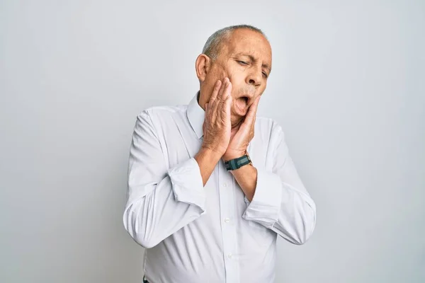 Schöner Älterer Mann Lässigem Weißem Hemd Müde Hände Die Gesicht — Stockfoto