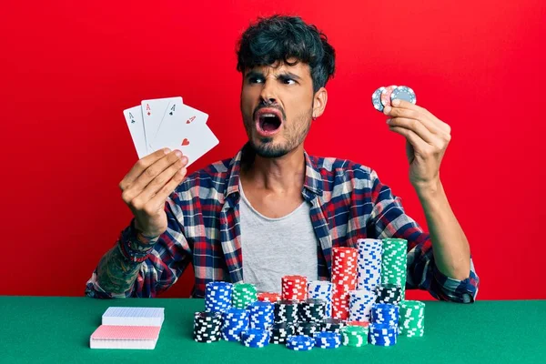 Poker Oynayan Genç Spanyol Bir Adam Kumarhane Fişleri Kızgın Kızgın — Stok fotoğraf