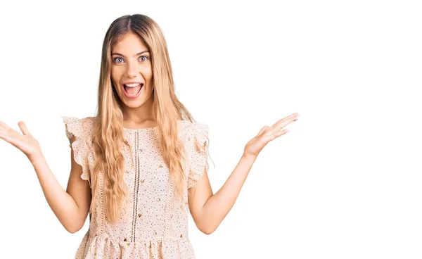 Mulher Branca Bonita Com Cabelo Loiro Vestindo Roupas Elegantes Verão — Fotografia de Stock