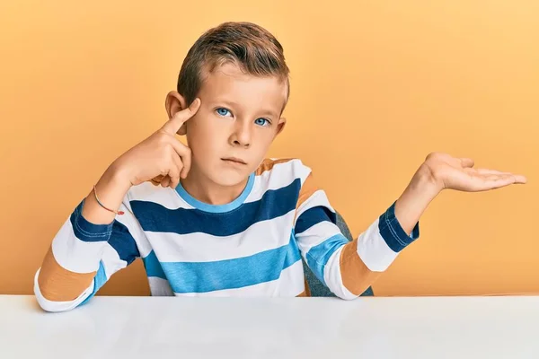 Adorable Enfant Caucasien Portant Des Vêtements Décontractés Assis Sur Table — Photo