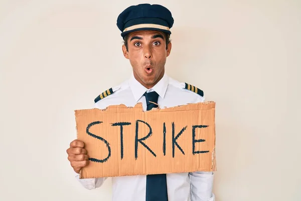 Young Hispanic Man Wearing Airplane Pilot Uniform Holding Strike Banner — Stock Photo, Image