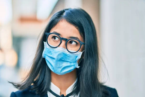 Νεαρή Ισπανίδα Επιχειρηματίας Που Φοράει Ιατρική Μάσκα Και Στέκεται Στην — Φωτογραφία Αρχείου
