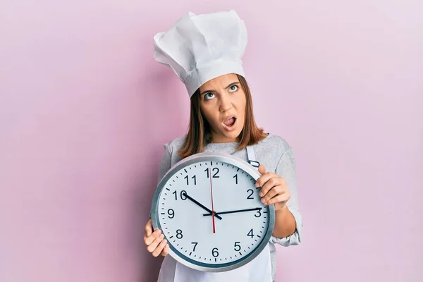 Joven Mujer Caucásica Vistiendo Uniforme Cocinero Profesional Sombrero Celebración Reloj —  Fotos de Stock