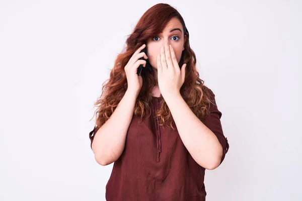 Mujer Hermosa Joven Teniendo Conversación Hablando Teléfono Inteligente Que Cubre —  Fotos de Stock
