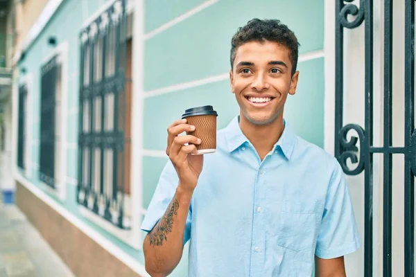 Νεαρός Λατίνος Χαμογελαστός Χαρούμενος Πίνοντας Παίρνει Τον Καφέ Περπατώντας Στην — Φωτογραφία Αρχείου