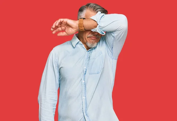 Šedovlasý Muž Středního Věku Oblečený Neformálního Oblečení Zakrývajícího Oči Paží — Stock fotografie