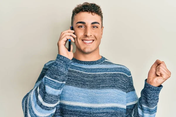 Knappe Jongeman Die Een Gesprek Voert Smartphone Met Blije Glimlach — Stockfoto