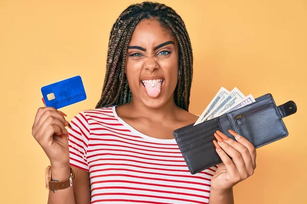 Mladá Africká Americká Žena Copánky Drží Peněženku Dolary Kreditní Kartou — Stock fotografie