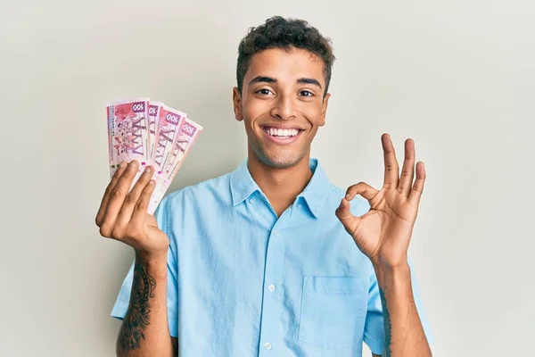 Joven Hombre Afroamericano Guapo Sosteniendo Billetes 100 Hong Kong Dólares — Foto de Stock