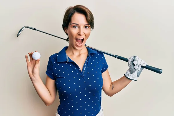 Junge Brünette Frau Mit Kurzen Haaren Hält Ball Und Golfschläger — Stockfoto