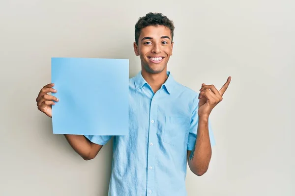 Giovane Bell Uomo Afro Americano Che Tiene Striscione Vuoto Blu — Foto Stock