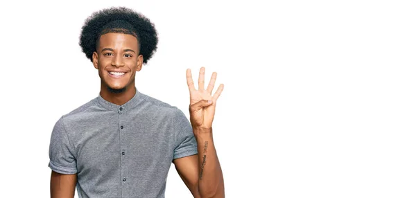 Hombre Afroamericano Con Cabello Afro Usando Ropa Casual Mostrando Señalando —  Fotos de Stock