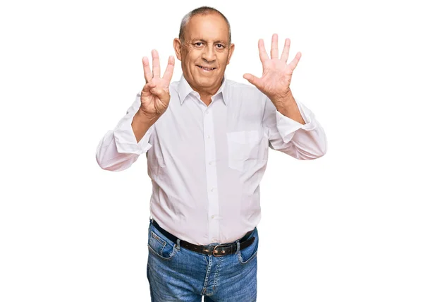 Hombre Mayor Guapo Con Elegante Camisa Blanca Mostrando Apuntando Hacia — Foto de Stock