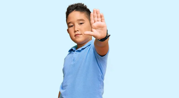 小さな男の子のヒスパニック系の子供の手の手のひらで歌うのを停止するカジュアルな服を着て 顔に負の重大なジェスチャーで — ストック写真