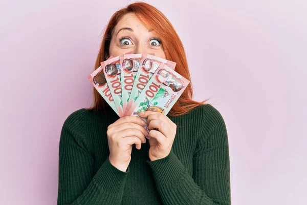 Mulher Ruiva Bonita Segurando 100 Nova Nota Zelândia Dólares Celebrando — Fotografia de Stock