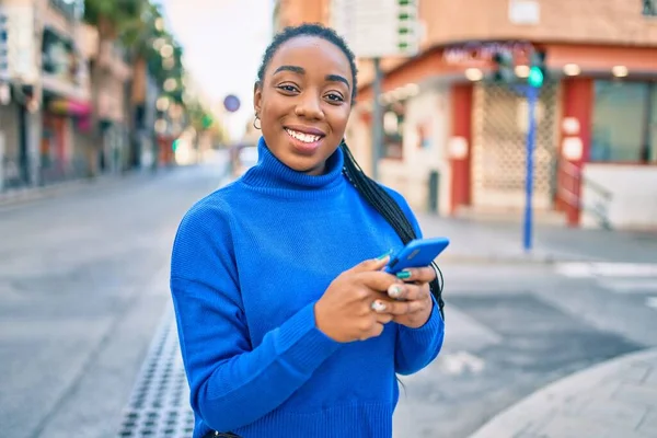 Joven Mujer Afroamericana Sonriendo Feliz Usando Smartphone Ciudad — Foto de Stock