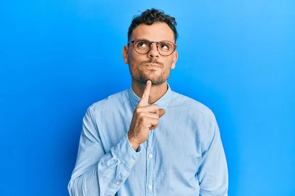 Homem Bonito Com Barba Vestindo Roupas Casuais Óculos Sorrindo Positivo — Fotografia de Stock