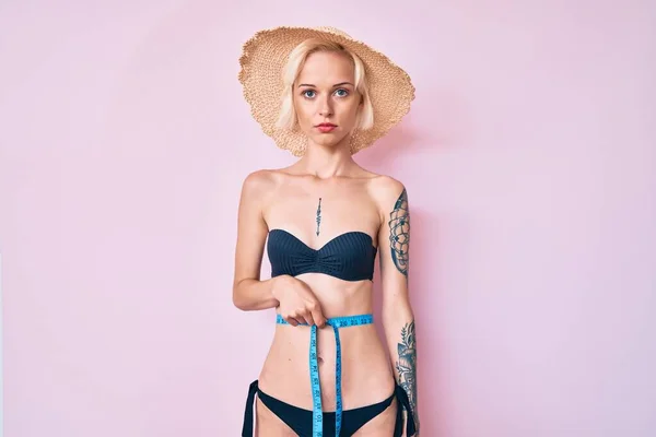 Młoda Blondynka Tatuażem Bikini Pomocą Taśmy Pomiaru Postawy Myślenia Trzeźwy — Zdjęcie stockowe