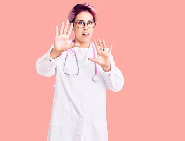 Mulher Bonita Nova Com Cabelo Rosa Vestindo Uniforme Médico Com — Fotografia de Stock