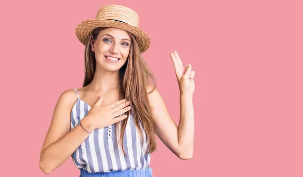Young Beautiful Blonde Woman Wearing Summer Hat Smiling Swearing Hand — Stock fotografie