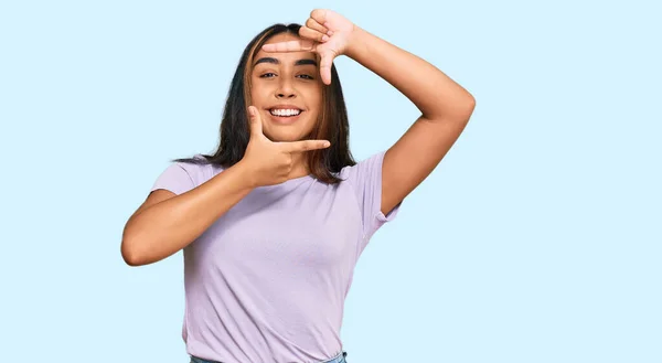 Mujer Latina Joven Vistiendo Ropa Casual Sonriendo Haciendo Marco Con — Foto de Stock