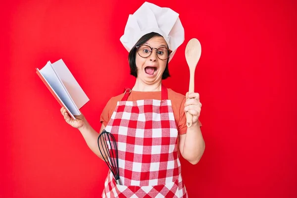 Μπρουνέτ Γυναίκα Σύνδρομο Κάτω Φορώντας Επαγγελματική Ποδιά Φούρναρη Ανάγνωση Μαγειρικής — Φωτογραφία Αρχείου