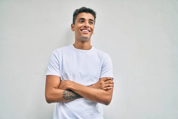 Jovem Latino Sorrindo Feliz Andando Cidade — Fotografia de Stock