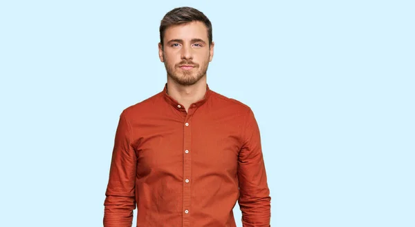 Hombre Caucásico Guapo Usando Ropa Casual Relajado Con Expresión Seria —  Fotos de Stock