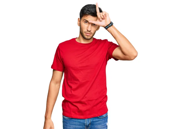 Jovem Bonito Homem Vestindo Casual Vermelho Tshirt Fazendo Troça Pessoas — Fotografia de Stock