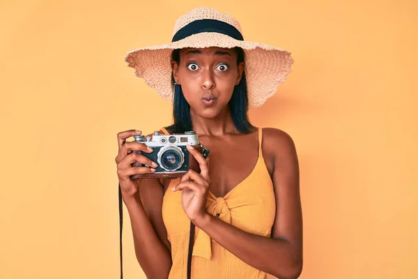 Young African American Woman Wearing Summer Hat Holding Vintage Camera — Stock fotografie