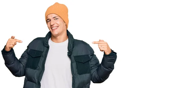 Knappe Blanke Man Draagt Sneeuwkleding Die Zelfverzekerd Uitziet Met Een — Stockfoto