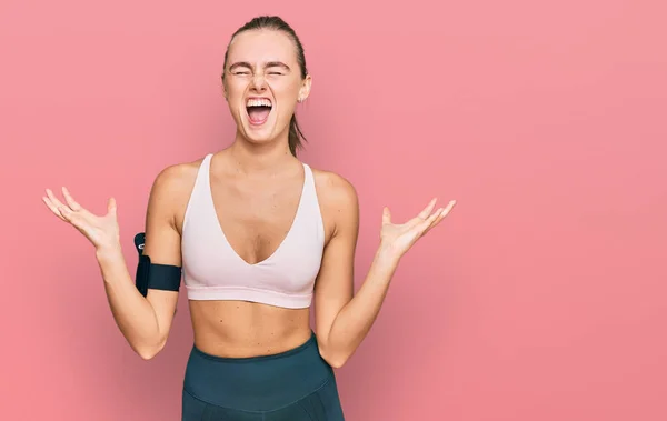 Linda Jovem Loira Vestindo Roupas Esportivas Braço Banda Louca Louca — Fotografia de Stock