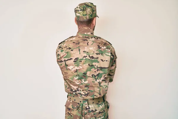 Mladý Běloch Maskáčové Armádní Uniformě Stojí Pozpátku Dívá Stranou Zkříženýma — Stock fotografie