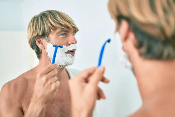 Bonito Homem Loiro Olhando Para Espelho Banheiro Economizando Usando Espuma — Fotografia de Stock