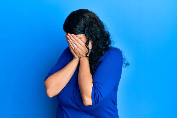 Velikost Brunetka Žena Sobě Ležérní Modré Tričko Smutným Výrazem Zakrývající — Stock fotografie