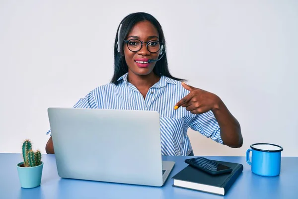 Joven Mujer Afroamericana Que Trabaja Oficina Con Auriculares Operador Sonriendo —  Fotos de Stock