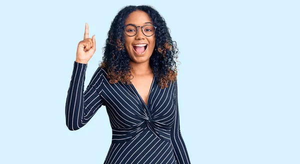 Gündelik Giysiler Gözlük Takan Genç Afro Amerikan Kadın Başarılı Bir — Stok fotoğraf