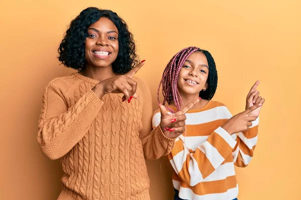 Mooie Afrikaanse Amerikaanse Moeder Dochter Dragen Wol Winter Trui Glimlachend — Stockfoto