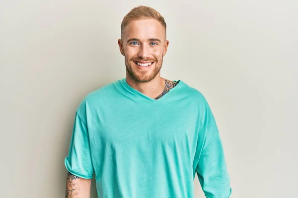 Jonge Blanke Man Draagt Casual Kleding Met Een Vrolijke Koele — Stockfoto