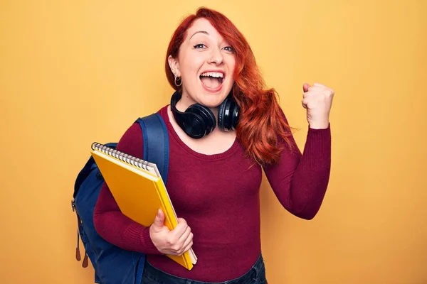 Junge Schöne Rothaarige Studentin Mit Rucksack Und Kopfhörer Die Stolz — Stockfoto