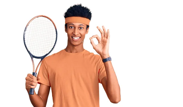 Genç Afro Amerikalı Adam Tenis Oynuyor Raket Tutuyor Parmaklarıyla Imza — Stok fotoğraf