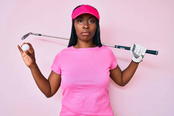Afrikansk Amerikansk Golfare Kvinna Med Flätor Håller Golfboll Avslappnad Med — Stockfoto