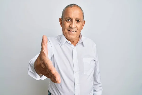 Knappe Senior Man Draagt Casual Wit Shirt Lachend Vriendelijk Aanbieden — Stockfoto