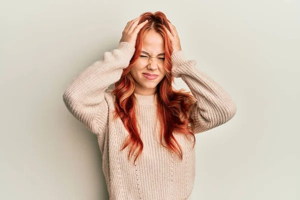 Fiatal Gyönyörű Vörös Hajú Visel Alkalmi Téli Pulóver Szenved Fejfájás — Stock Fotó