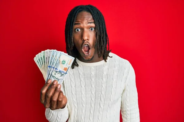 Afro Amerikaanse Man Met Vlechten Met Dollars Bang Verbaasd Met — Stockfoto