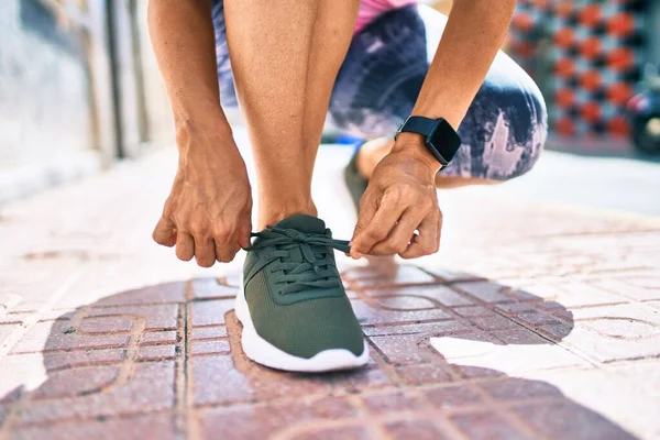 Mujer Corbata Zapatos Deportivos Ciudad —  Fotos de Stock